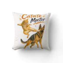 Lustige Karate-Katze tritt deutschen Schäferhund