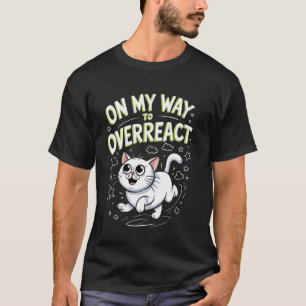 Lustige Katze auf dem Weg, um ironische Meme-Grafi T-Shirt