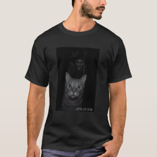 Lustige Katze auf Sicherheitskamera mit Hexe Hallo T-Shirt