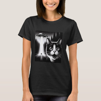 Lustige Katze im Wald Katzen Ufo T-Shirt