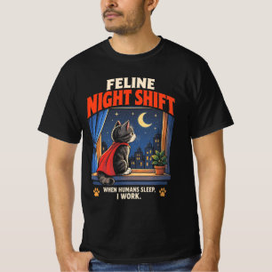 Lustige Katze in Superhelden-Manier bei der nächtl T-Shirt