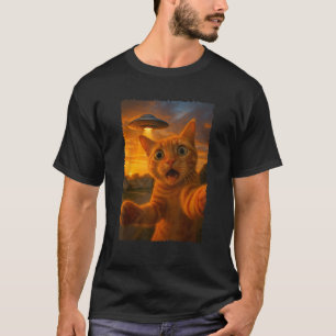 Lustige Katze macht ein Selfie mit UFO-Alien-Raums T-Shirt