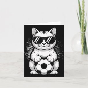 Lustige Katze trägt Sonnenbrille beim Fußballspiel Karte