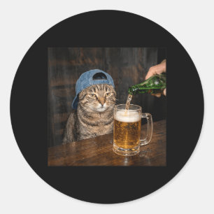 Lustige Katze trinkt Bier Hut Grafik Unbeeindruckt Runder Aufkleber