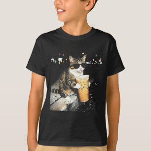 Lustige Katze trinkt eisgekühlten Kaffee T-Shirt