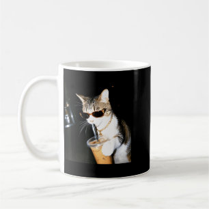 Lustige Katze trinkt Eiskaffee Humor Meme Kätzchen Kaffeetasse