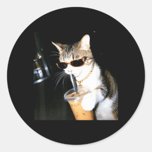 Lustige Katze trinkt Eiskaffee Humor Meme Kätzchen Runder Aufkleber