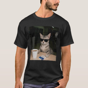 Lustige Katze trinkt Kaffee Sonnenbrille Tier Meme T-Shirt