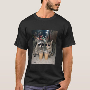 Lustige Katze und Waschbär trinken eisgekühlten Ka T-Shirt