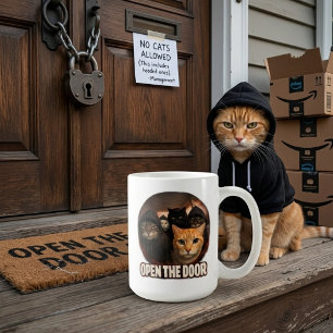 Lustige Katzen in Hoodies öffnen die Tür Kaffeetasse