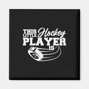 Lustige Kinder Dieser kleine Hockeyspieler hat sei Magnet