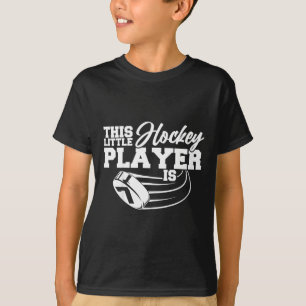 Lustige Kinder Dieser kleine Hockeyspieler hat sei T-Shirt