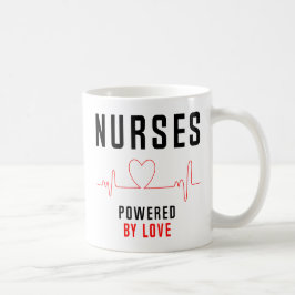 Lustige Krankenschwester zitiert die Kaffeetasse