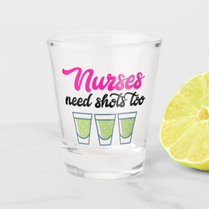 Lustige Krankenschwestern brauchen auch Spritzen B Schnapsglas