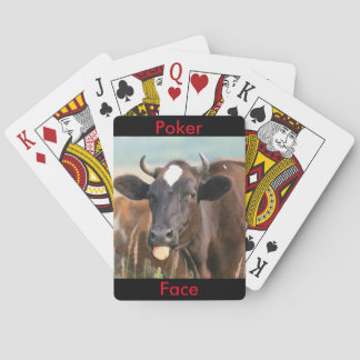 Lustige Kuh, die heraus das Zunge-Poker-Gesicht Spielkarten
