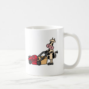 Lustige Kuh, die roten Rasenmäher-Cartoon drückt Kaffeetasse