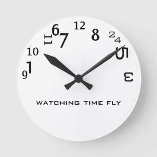 Lustige niedliche aufpassende Zeit-Fliege Runde Wanduhr