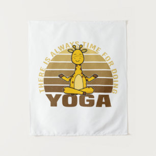 Lustige niedliche Giraffe beim Yoga. Lustige Yoga- Wandteppich