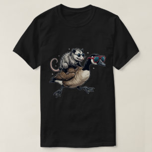 Lustige Opossum-Reitgans mit Sonnenbrille Cartoon T-Shirt