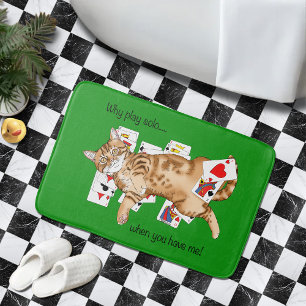 Lustige Orange Tabby-Katze spielt Solitär-Karten  Badematte