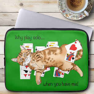 Lustige Orange Tabby-Katze spielt Solitär-Karten Laptopschutzhülle