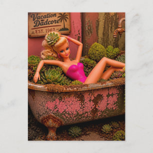 Lustige Puppe in einer Badewanne voller Pflanzen L Postkarte