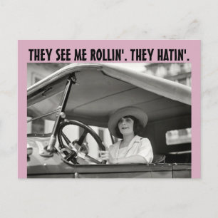 LUSTIGE RETRO-HAUSFRAU THEY SEE ME ROLLIN Postkart Postkarte