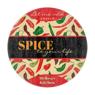 Lustige scharfe heiße Paprika rot grün  Schneidebrett