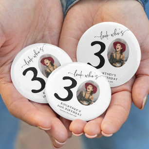 Lustige 'Schau wer 30 ist' Stilvolle 30. Geburtsta Button