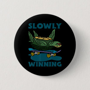 Lustige Schildkröte Skateboardfahren Langsam Gewin Button