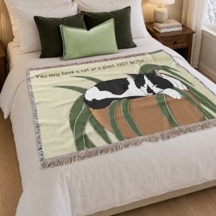 Lustige Schwarz-Weiß-Tuxedo-Katze schlafend in ein Decke