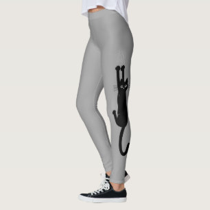 Lustige schwarze Katze, die an der Neuheit des   Leggings
