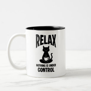 Lustige schwarze Katze entspannt Nichts ist unter Zweifarbige Tasse