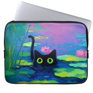 Lustige schwarze Katze schwimmt im Teich   Skurril Laptopschutzhülle