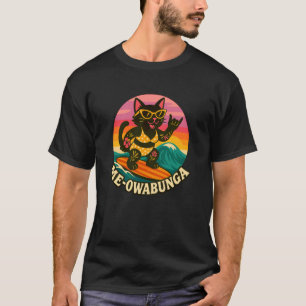 Lustige schwarze Katze surft in gelben Bikini und T-Shirt