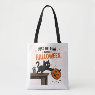 Lustige schwarze Katze wirft Kürbis Halloween um Tasche