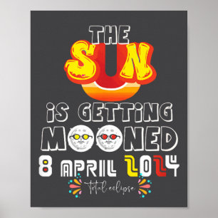 Lustige Sonne wird von Mondfinsternis überrascht S Poster