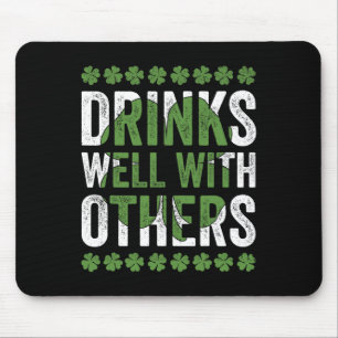 Lustige St. Patricks Day Getränke mit anderen Bier Mousepad