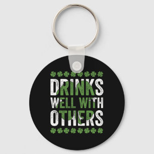 Lustige St. Patricks Day Getränke mit anderen Bier Schlüsselanhänger