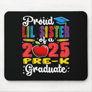 Lustige stolze kleine Schwester eines Absolventen  Mousepad