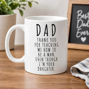 Lustige Tochter an Papa, der Mann unterrichtet Kaffeetasse
