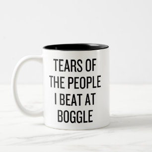 Lustige Tränen der Leute, die ich beim Boggle-Spie Zweifarbige Tasse