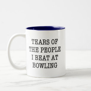 Lustige Tränen der Leute, die ich beim Bowling bes Zweifarbige Tasse