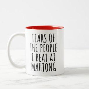 Lustige Tränen der Leute, die ich beim Mahjong-Spi Zweifarbige Tasse