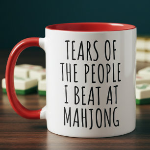 Lustige Tränen der Leute, die ich beim Mahjong-Spi Zweifarbige Tasse