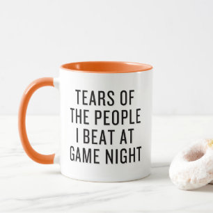 Lustige Tränen der Leute, die ich beim Spielabend Tasse