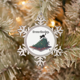 Lustige ungezogene Katze beschuldigt Hund "Es war Schneeflocken Zinn-Ornament
