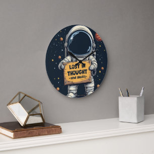 Lustige verlorene Astronaut im Weltraum Illustrati Große Wanduhr
