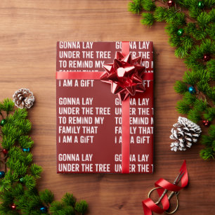 Lustige Weihnachten liegen unter dem Weihnachtsbau Geschenkpapier