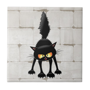 Lustige wilde schwarze Katzen-Cartoon  Fliese
